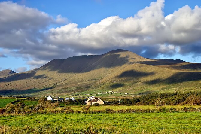 Dingle Peninsula and Slea Head Day Tour - The peninsula through sandstone and early medieval history