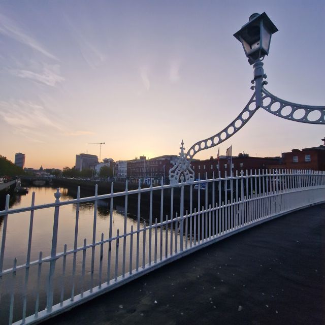 Dublin: Dublin City Highlights Private Guided Walking Tour - Where the walk begins: Viaggiare in Irlanda, then right into the center