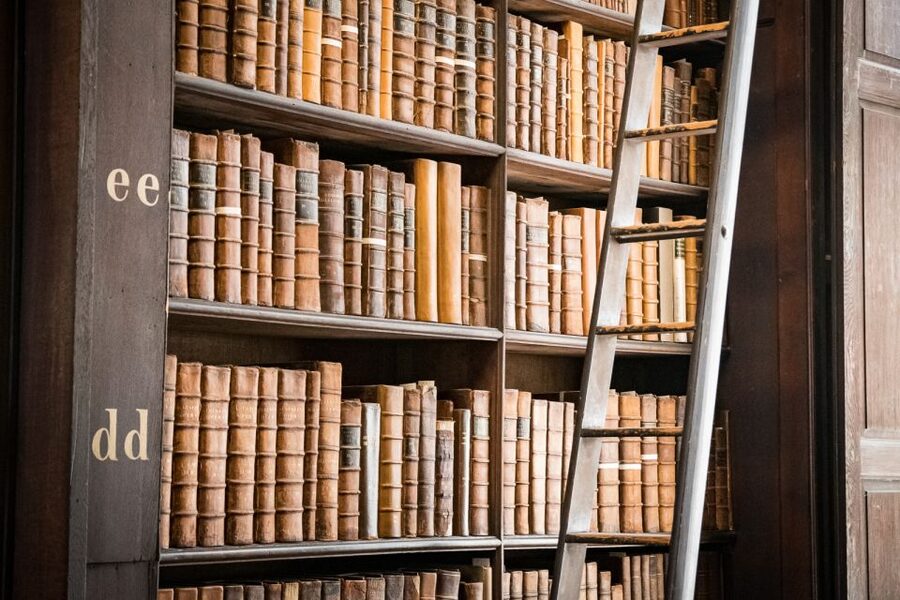 Dublin: Fast-Track Book of Kells Ticket & Dublin Castle Tour - Trinity College Dublin start, easy meetup, tight timing