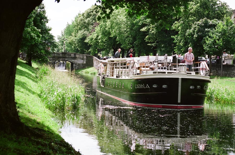 Dublin: Grand Canal Cruise with Dinner - Drinks on board: what’s included and what costs extra