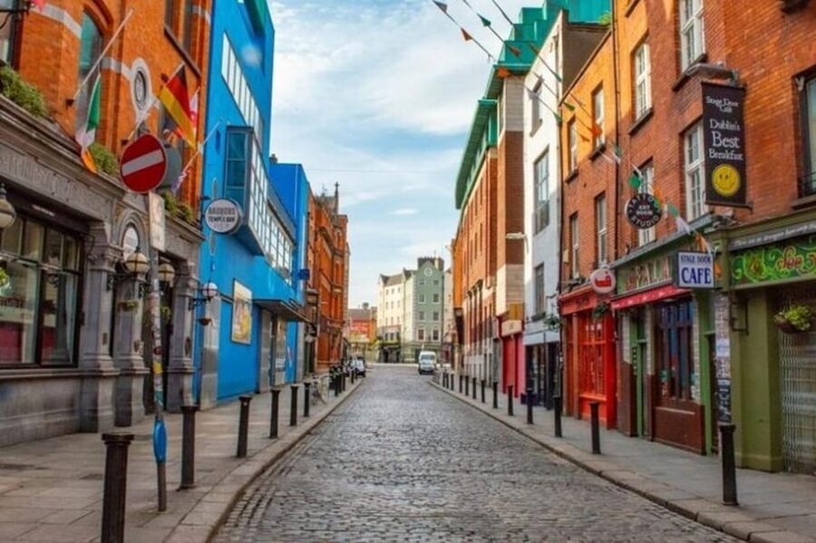 Dublin: Highlights and Hidden Gems Walking Tour - College Green and Trinity College: from political center to academic ground