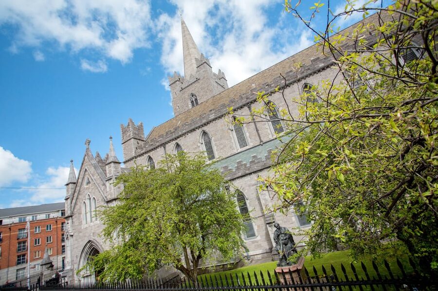 Dublin: Hop-on Hop-off Tour with Live German Commentary - Museums, Gaol, and Modern Dublin: From Kilmainham to the Quays