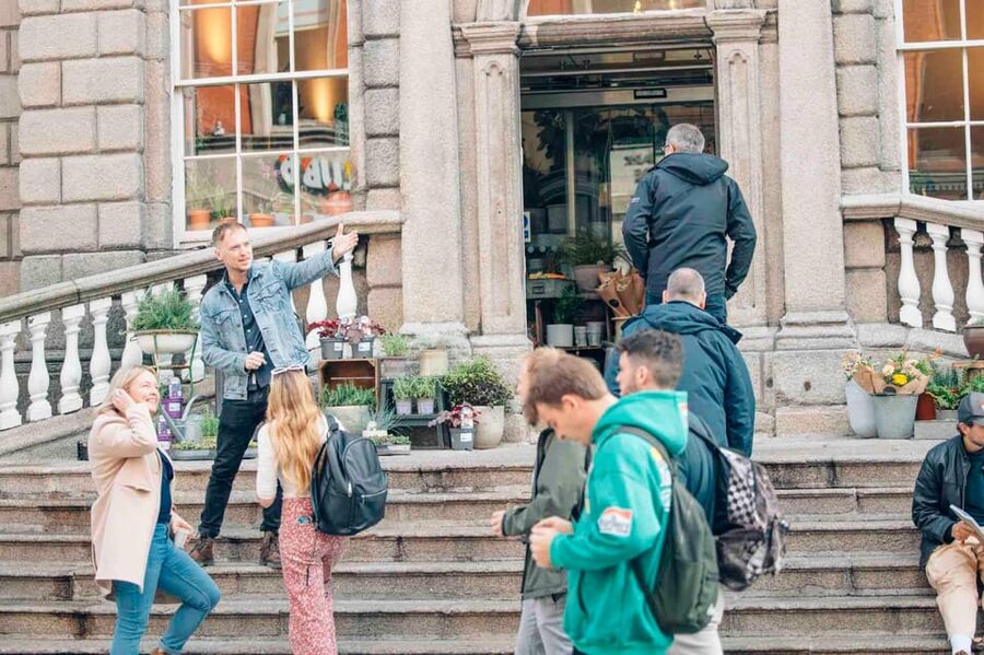 Dublin: Irish Food Trail Walking Tour with 3 Courses - Stop-to-stop: what each part of the tour brings