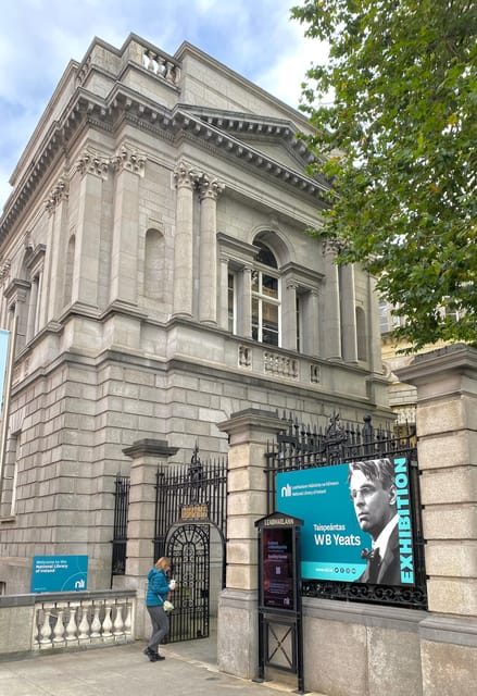 Dublin: Literary Walking Tour - Wilde, Yeats & Joyce - Start at Wolfe Tone, then glide into St. Stephen’s Green