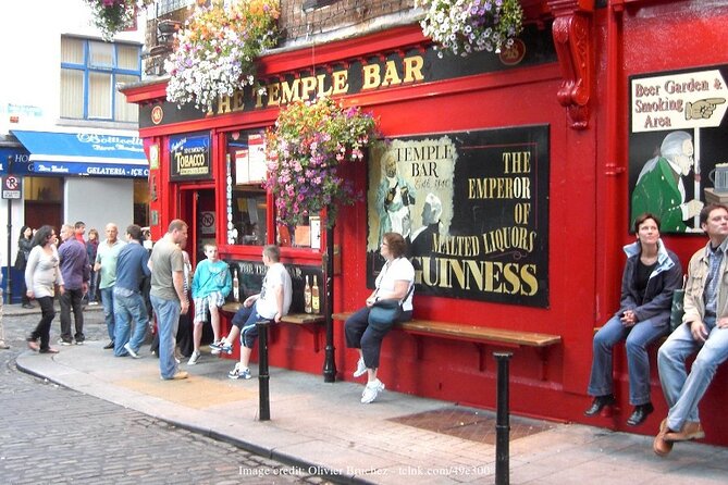 Dublin Off-The-Beaten-Path Private Literary Walking Tour - The start at Merrion Square and the Oscar Wilde Monument