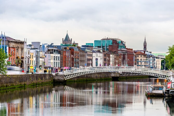 Dublin Old Town: Famous Pubs Exploration Game and Tour - Dublin Old Town Pub Mystery: What This Experience Is Really Like
