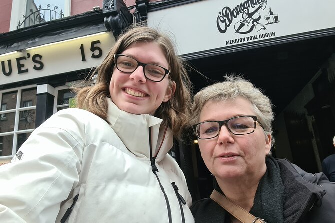 Dublin Old Town: Famous Pubs Exploration Game and Tour - How the Questo Phone Hunt Works (and How Your Group Shares)