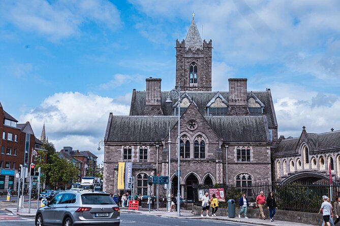 Dublin: Private Chauffeur Tour - Temple Bar for 40 Minutes: Snacks, Shops, and Street Vibes