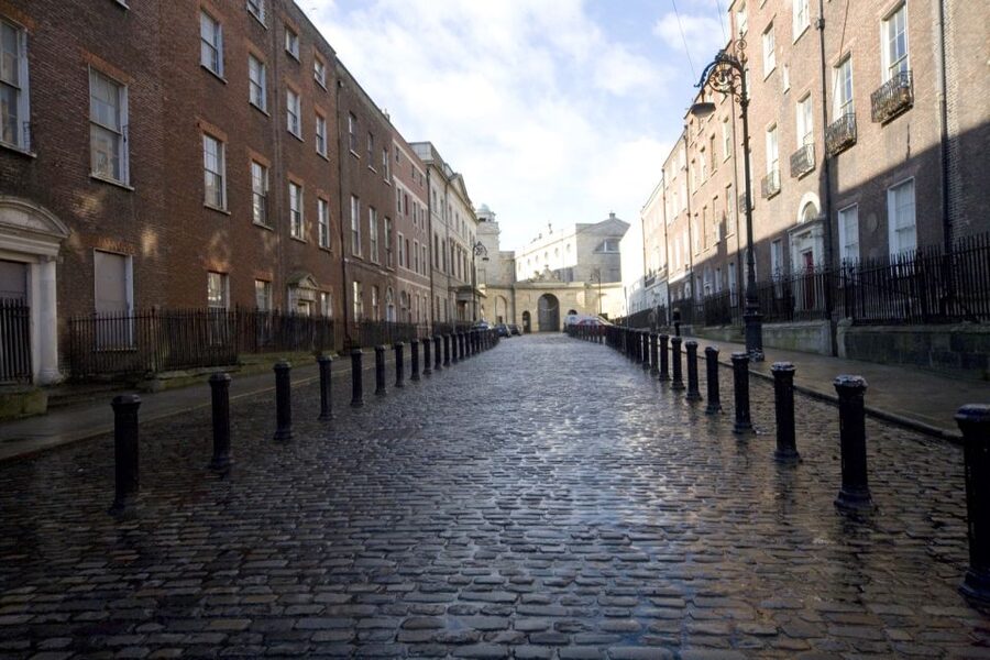 Dublin: Private Tour of City Monuments in Spanish - Temple Bar, Darkey Kelly’s, and The Brazen Head: Dublin’s Pub Pulse