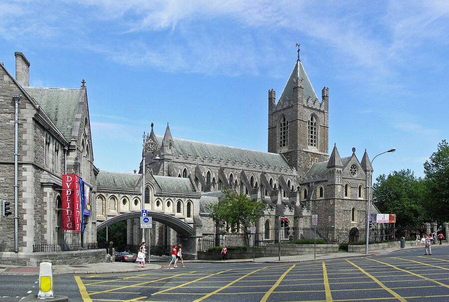 Dublin: Private Tour of City Monuments in Spanish - Dublin Castle Finale: Where the Walking Story Closes
