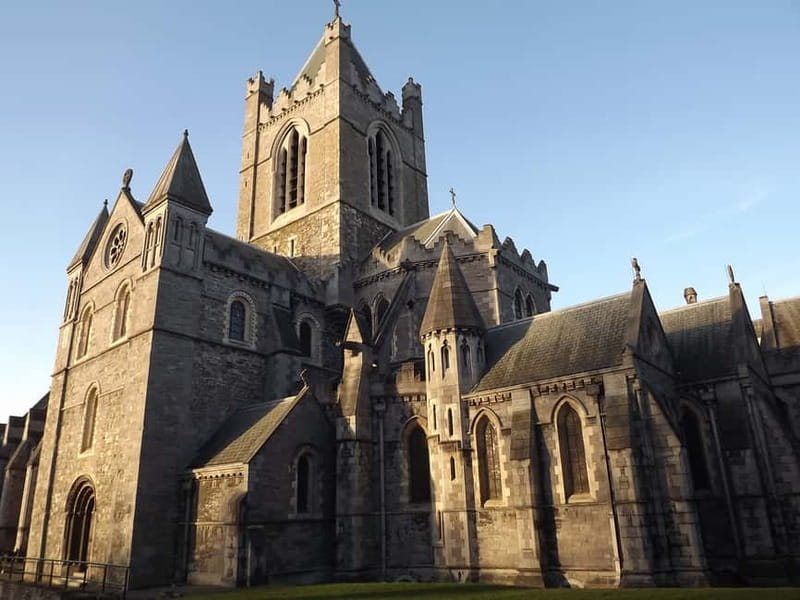 Dublin: Sightseeing Walking Tour in German - Where the walk starts on Dame Street, and how it flows