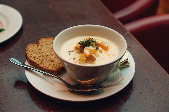 Dublin Traditional Irish 3 Course Meal Walking Tour with Local - Meeting your guide and getting more than food