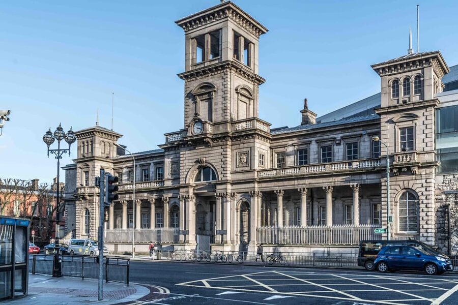 Dublin walking tour: ghosts & haunted places - Shelbourne Hotel legend, Connolly war history, and the Trinity finale