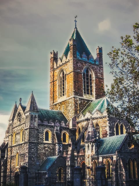 Dublin Walking Tour: Top 10 highlights - Christchurch Cathedral and Dublin Castle, Power and Tradition From the Outside
