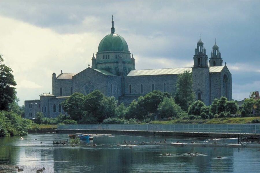 Galway: Best of Galway City & Claddagh Walking Tour - Eyre Square to the medieval city: how the “old walled town” feels