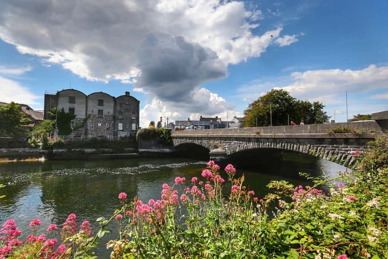 Galway City Walk: Rougues, Rebels and Rakes - Claddagh Ring Museum, Spanish Arch, and Fishmarket Square
