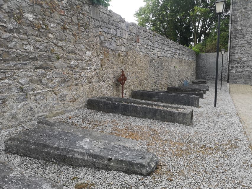 Kilkenny: Historical Highlights Walking Tour - The meeting point and route style, so you do not waste time