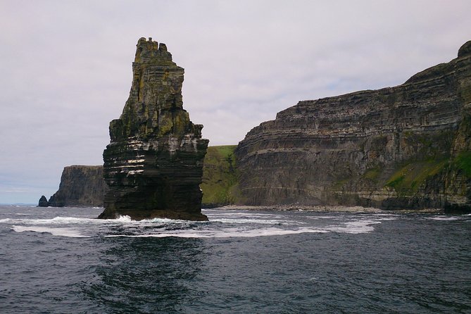 Private tour to the Cliffs of Moher guided in Spanish - Poulnabrone Dolmen: a megalith stop with a light walk