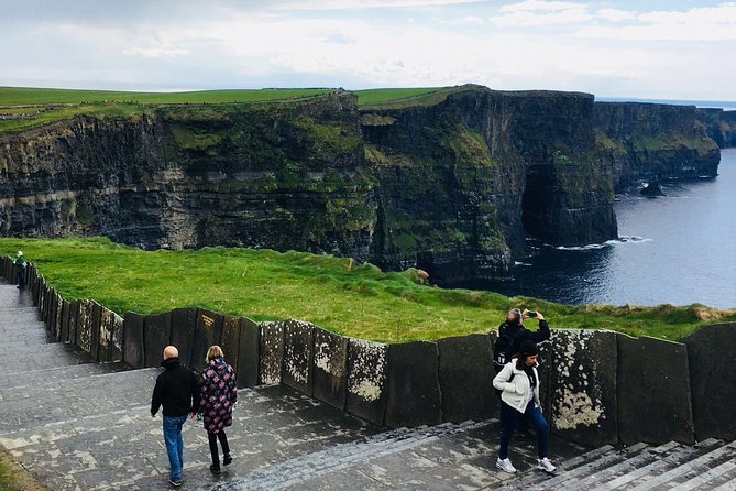 Scogliere di moher e Galway in italiano - Burren en route to the cliffs: rocky ground with real character