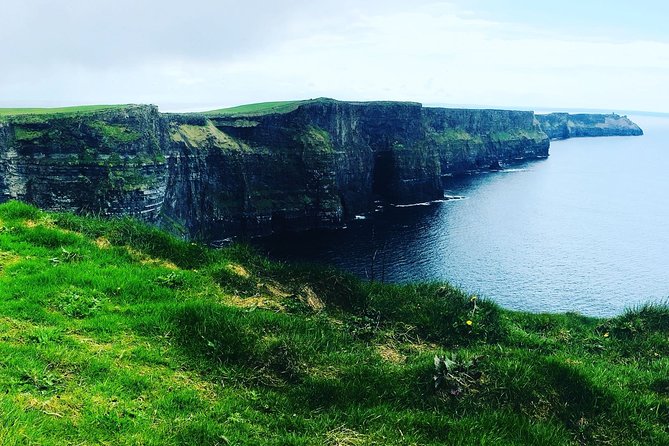 Scogliere di moher e Galway in italiano - Galway on your feet: Spanish Arch, swans, and street energy