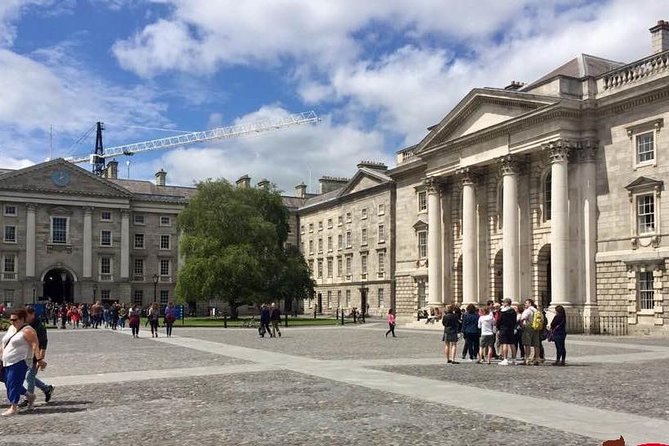 Tour a piedi di Dublino in Italiano - Trinity College Dublin: your university landmark stop (admission not included)