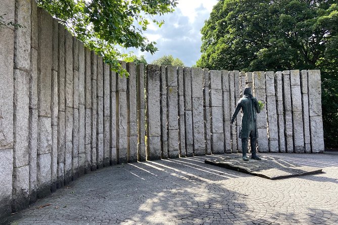 Turtle Bunbury's Dublin: A Self-Guided Audio Tour from a Celebrated Author - Merrion Square and the Oscar Wilde stops: literary Dublin in two quick punches