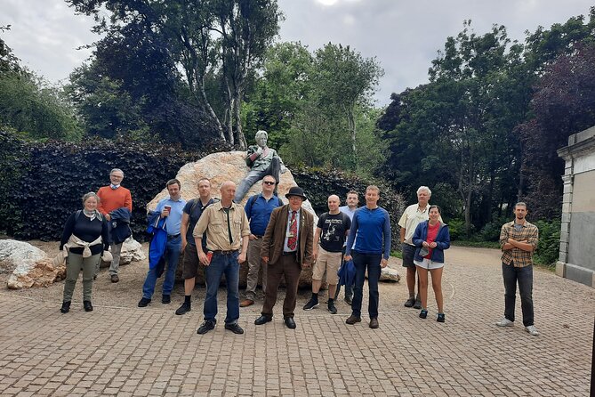 Walking tour in Merrion Square Park with a pint of Guinness Dublin Rogues Tour - Meeting at Merrion Square West, then following the people